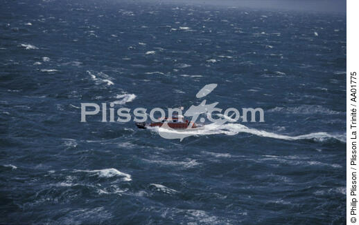 Le canot de l'Ile Molène dans les vagues. - © Philip Plisson / Plisson La Trinité / AA01775 - Photo Galleries - Lifeboat