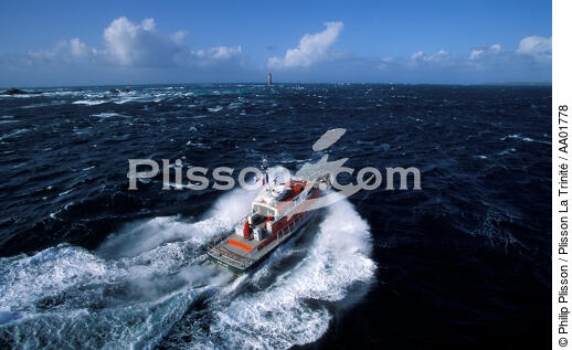 Le canot de l'ile Molène à toute vitesse. - © Philip Plisson / Plisson La Trinité / AA01778 - Nos reportages photos - Canot de sauvetage