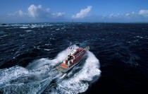 Le canot de l'ile Molène à toute vitesse. © Philip Plisson / Plisson La Trinité / AA01778 - Photo Galleries - Storm at sea
