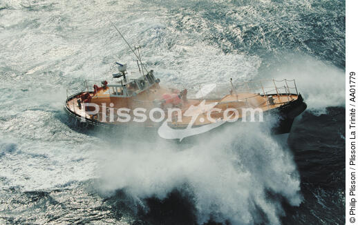 Le canot d'Ouessant dans une vague. - © Philip Plisson / Plisson La Trinité / AA01779 - Nos reportages photos - Sauvetage en mer