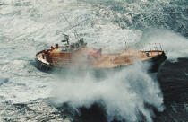 Le canot d'Ouessant dans une vague. © Philip Plisson / Plisson La Trinité / AA01779 - Photo Galleries - Sea