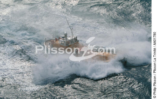 Une vague sur le canot d'Ouessant. - © Philip Plisson / Plisson La Trinité / AA01780 - Photo Galleries - Finistère