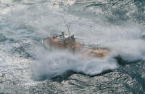 Une vague sur le canot d'Ouessant. © Philip Plisson / Plisson La Trinité / AA01780 - Photo Galleries - Sea Rescue
