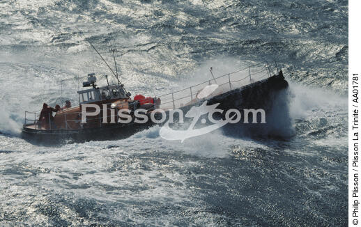 Le canot d'Ouessant s'enfonçant dans la mer. - © Philip Plisson / Plisson La Trinité / AA01781 - Photo Galleries - Finistère