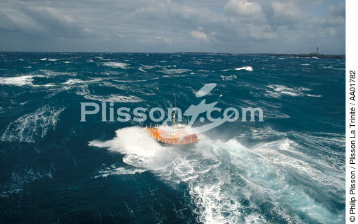 Le canot d'Ouessant dans la tempête. - © Philip Plisson / Plisson La Trinité / AA01782 - Nos reportages photos - Gros temps