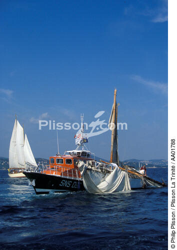 Sauvetage pendant la Nioulargue. - © Philip Plisson / Plisson La Trinité / AA01788 - Photo Galleries - Classic Yachting
