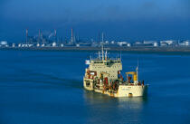 Cargo près des raffineries de Donges. © Philip Plisson / Plisson La Trinité / AA01791 - Photo Galleries - Maritime transport