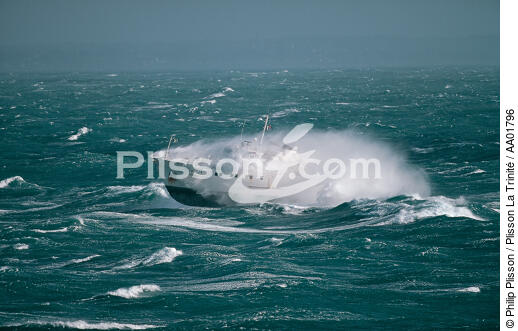 Le Fromveur dans une vague. - © Philip Plisson / Pêcheur d’Images / AA01796 - Nos reportages photos - Tempêtes