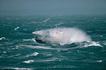 Le Fromveur dans une vague. © Philip Plisson / Plisson La Trinité / AA01796 - Nos reportages photos - Transport maritime