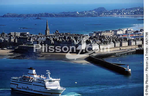 Le Ferry Le Bretagne, devant Saint-Malo. - © Philip Plisson / Plisson La Trinité / AA01798 - Nos reportages photos - Construction