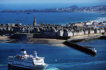 Le Ferry Le Bretagne, devant Saint-Malo. © Philip Plisson / Plisson La Trinité / AA01798 - Nos reportages photos - Port