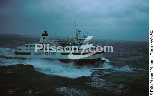 Un Ferry de Emeraude Lines. - © Philip Plisson / Plisson La Trinité / AA01803 - Nos reportages photos - Ferry
