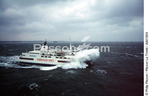Un Ferry de Emeraude Lines dans une mer agitée. - © Philip Plisson / Plisson La Trinité / AA01804 - Nos reportages photos - Transport maritime