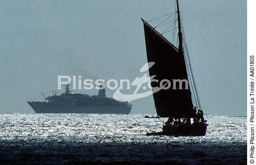 Ferry et voilier de travail en contre-jour. - © Philip Plisson / Plisson La Trinité / AA01805 - Nos reportages photos - Ferry