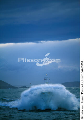Le Enez Eussa dans une vague. - © Guillaume Plisson / Plisson La Trinité / AA01810 - Nos reportages photos - Ciel de grain