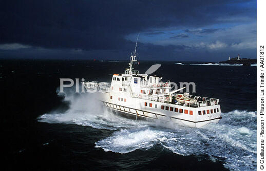 Enez Eussa sur une vague. - © Guillaume Plisson / Plisson La Trinité / AA01812 - Photo Galleries - Mail boat