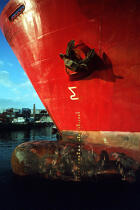 Etrave d'un cargo à Brest. © Philip Plisson / Plisson La Trinité / AA01821 - Photo Galleries - Stem