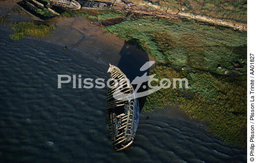 Cimetière marin au bord d'une rivière. - © Philip Plisson / Plisson La Trinité / AA01827 - Nos reportages photos - Rivière
