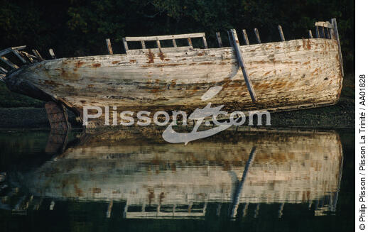 Reflet d'une épave. - © Philip Plisson / Plisson La Trinité / AA01828 - Nos reportages photos - Rivière
