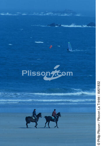 Randonnée équestre sur la plage. - © Philip Plisson / Plisson La Trinité / AA01832 - Nos reportages photos - Randonnée équestre