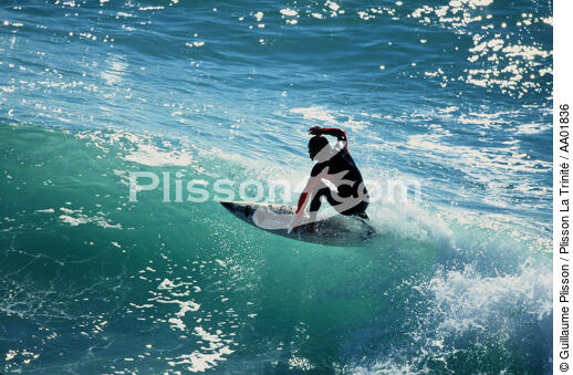 Un surfer sur la vague, à Quiberon. - © Guillaume Plisson / Plisson La Trinité / AA01836 - Photo Galleries - Surfing