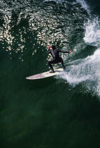 Surfer à Quiberon. © Guillaume Plisson / Plisson La Trinité / AA01840 - Nos reportages photos - Sport et loisir