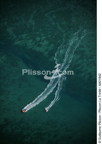 Ski nautique dans le Golfe du Morbihan. - © Guillaume Plisson / Plisson La Trinité / AA01842 - Nos reportages photos - Motonautisme
