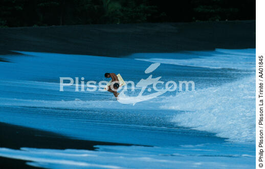 Surfeur à Tahiti. - © Philip Plisson / Plisson La Trinité / AA01845 - Nos reportages photos - Plage