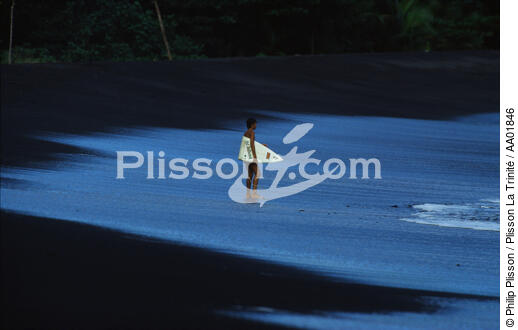 Surfeur. - © Philip Plisson / Plisson La Trinité / AA01846 - Nos reportages photos - Polynésie française