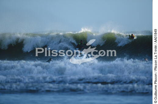Vague idéale pour le surf. - © Guillaume Plisson / Plisson La Trinité / AA01849 - Nos reportages photos - Sport et loisir