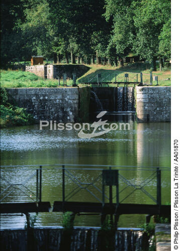 Une écluse du Canal de Nantes à Brest. - © Philip Plisson / Plisson La Trinité / AA01870 - Photo Galleries - Canal