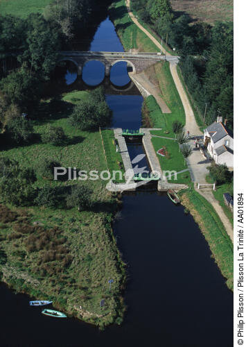 Ecluse sur le canal de Nantes à Brest - © Philip Plisson / Plisson La Trinité / AA01894 - Photo Galleries - Hydrology