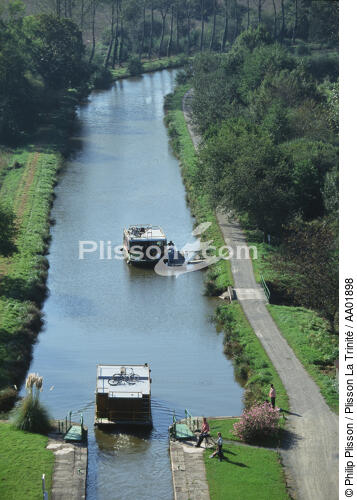 Péniche sur le Canal de Nantes à Brest. - © Philip Plisson / Plisson La Trinité / AA01898 - Photo Galleries - Barge