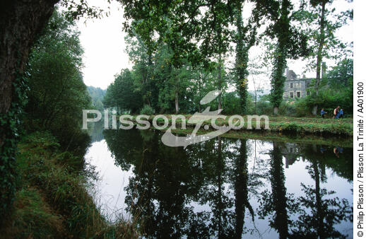 Ballade sur le Canal de Nantes à Brest. - © Philip Plisson / Plisson La Trinité / AA01900 - Nos reportages photos - Hydrologie