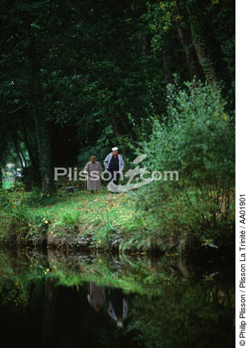 Couple sur le allage du Canal de Nantes à brest. - © Philip Plisson / Plisson La Trinité / AA01901 - Nos reportages photos - 3e âge