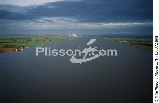 La Loire. - © Philip Plisson / Plisson La Trinité / AA01908 - Photo Galleries - Stormy sky