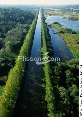 Canal de Nantes à Brest à Peillac. - © Philip Plisson / Plisson La Trinité / AA01914 - Photo Galleries - Hydrology