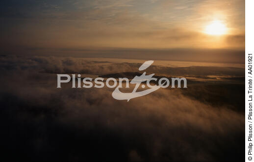 Coucher de soleil sur le Reservoir Saint Michel (Monts d'Arée). - © Philip Plisson / Plisson La Trinité / AA01921 - Nos reportages photos - Lumière