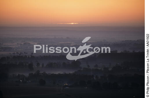 Brume sur Josselin. - © Philip Plisson / Plisson La Trinité / AA01922 - Nos reportages photos - Brume