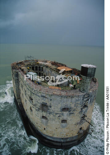 Restauration du Fort Boyard. - © Philip Plisson / Plisson La Trinité / AA01931 - Nos reportages photos - Fort