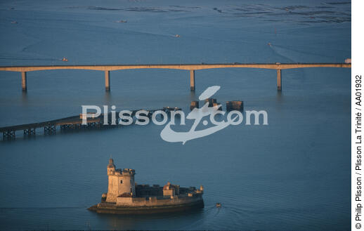 Fort Louvois devant Oléron. - © Philip Plisson / Plisson La Trinité / AA01932 - Nos reportages photos - La Seudre