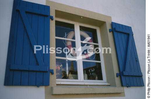 Fenêtre d'une maison trinitaine. - © Philip Plisson / Plisson La Trinité / AA01941 - Nos reportages photos - Trinité-sur-Mer [La]