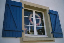 Fenêtre d'une maison trinitaine. © Philip Plisson / Plisson La Trinité / AA01941 - Photo Galleries - Morbihan