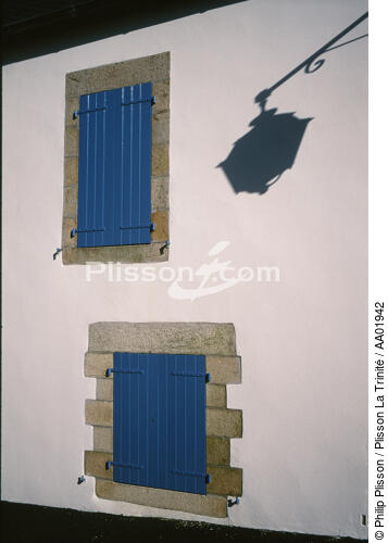 volets fermés d'une maison trinitaine. - © Philip Plisson / Plisson La Trinité / AA01942 - Photo Galleries - Details