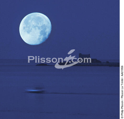 Maison du douanier, Pointe de Kerbihan. - © Philip Plisson / Plisson La Trinité / AA01956 - Photo Galleries - Full moon