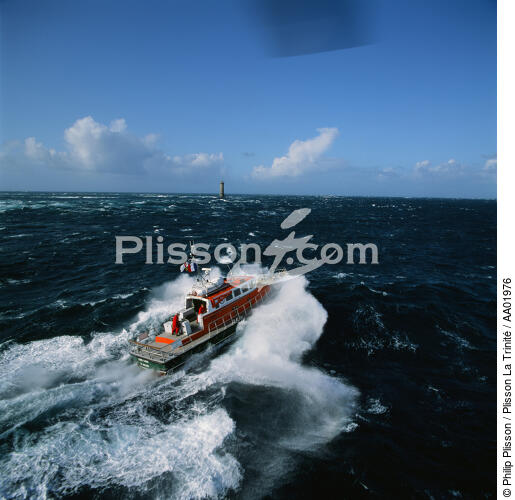Le canot de sauvetage de Molène. - © Philip Plisson / Plisson La Trinité / AA01976 - Nos reportages photos - Signalisation maritime