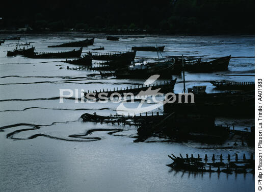 Epave dans la rivière du Blavet. - © Philip Plisson / Plisson La Trinité / AA01983 - Nos reportages photos - Rivière