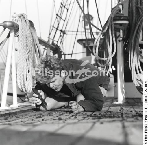 Calfatage sur le pont du Belem. - © Philip Plisson / Plisson La Trinité / AA01993 - Photo Galleries - Tall ship / Sailing ship