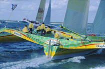 Jean Le Cam à bord de Bonduelle © Philip Plisson / Plisson La Trinité / AA02048 - Nos reportages photos - Trimaran de course