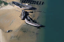 Epaves dans la rivière d'Etel. © Philip Plisson / Plisson La Trinité / AA02066 - Nos reportages photos - Cimetière marin